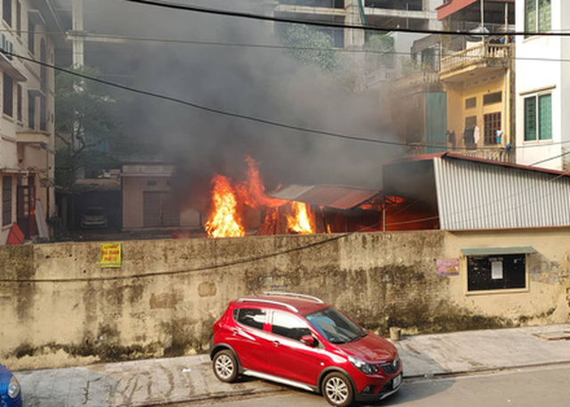 Cháy tại Sở Văn hóa và Thể thao Hà Nội, ô tô và nhà kho bị thiêu rụi - Ảnh 1.