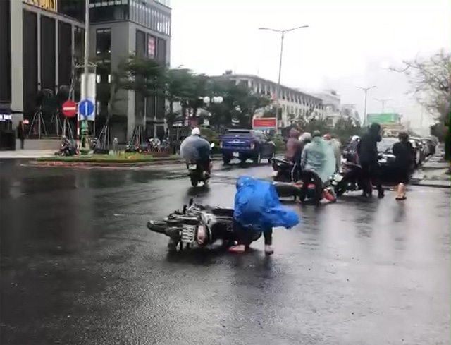 Hàng loạt xe máy đang chạy trên đường phố Tuy Hòa bị quật ngã vì gió lớn - Ảnh 1.