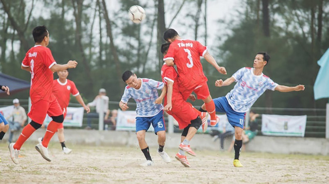 Giải bóng đá làng chịu chơi xài VAR  - Ảnh 1.