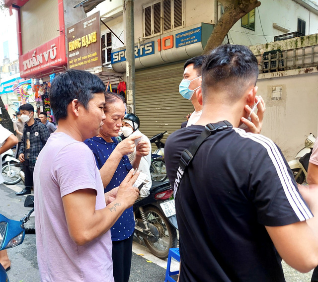 Xếp hàng mua vé trận siêu kinh điển Hà Nội - Hoàng Anh Gia Lai, giá vé chợ đen tăng gấp 3-5 lần - Ảnh 5.