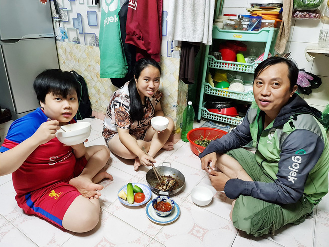 Bữa trưa đơn giản của gia đình anh Lê Thành Yên những ngày giáp Tết mà chưa biết có về quê hay không - Ảnh: CÔNG TRIỆU