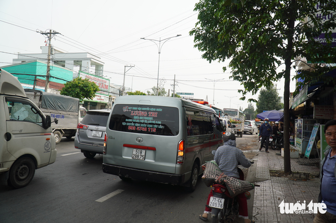 Nhiều xe hơi lấn làn trên quốc lộ 60, Tiền Giang bị phạt ngay - Ảnh 4.