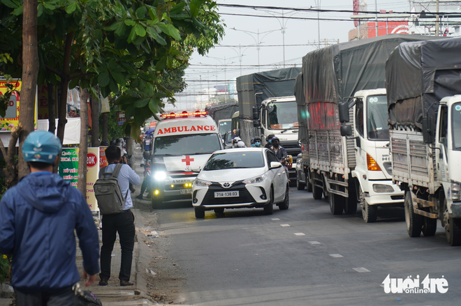 Nhiều xe hơi lấn làn trên quốc lộ 60, Tiền Giang bị phạt ngay - Ảnh 1.