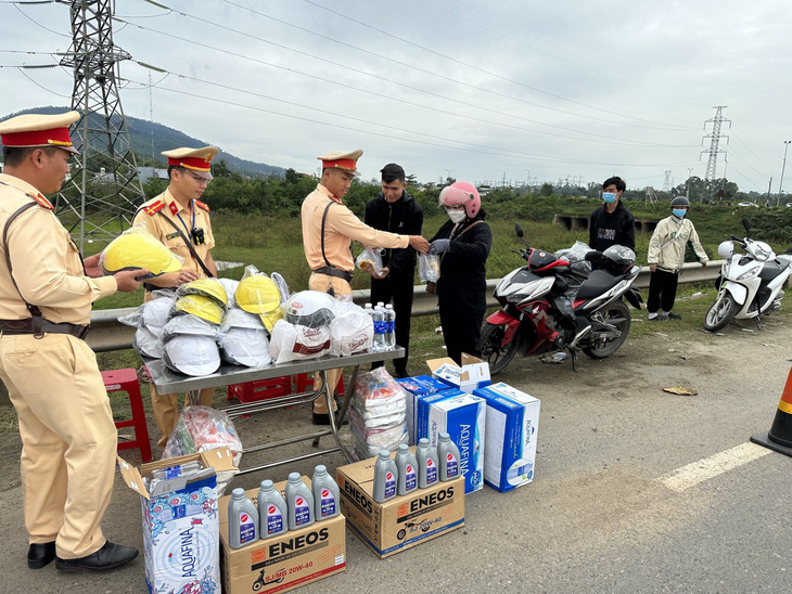 Về quê ăn Tết được CSGT Đà Nẵng tặng nhớt xe, áo ấm, thức ăn - Ảnh 2.