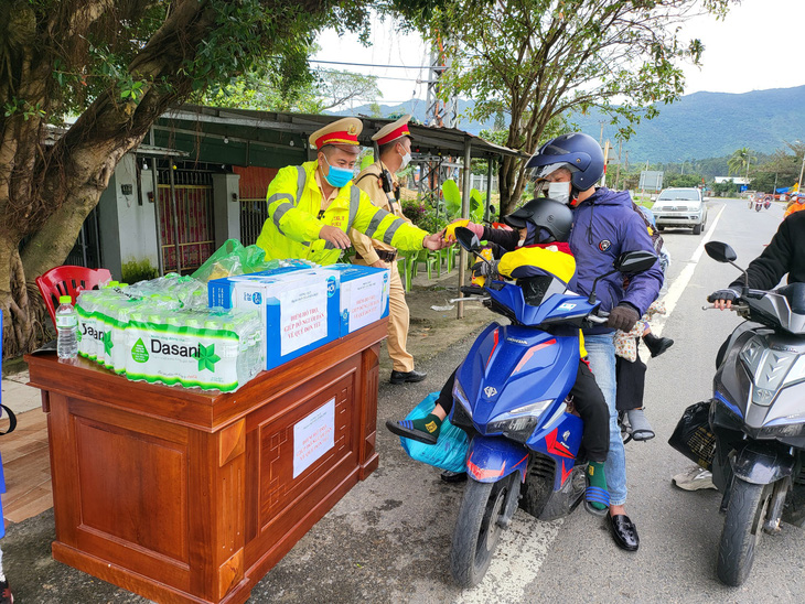 Về quê ăn Tết được CSGT Đà Nẵng tặng nhớt xe, áo ấm, thức ăn - Ảnh 4.
