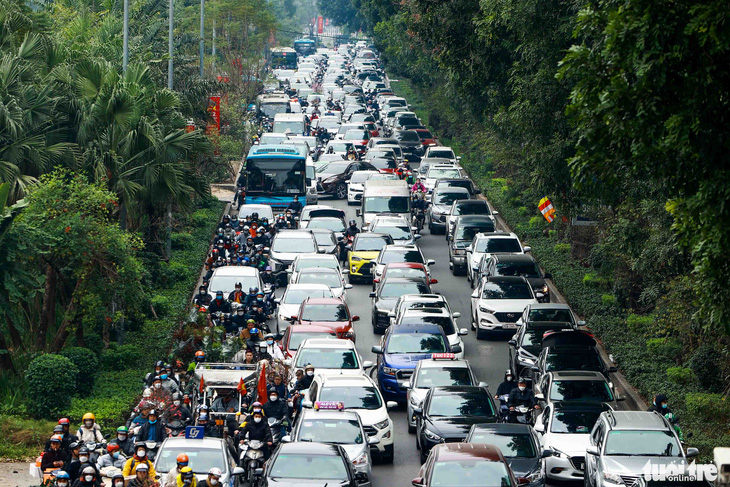 Nội đô Hà Nội ùn tắc kéo dài, xe đào quất nhích từng chút trên phố - Ảnh 2.