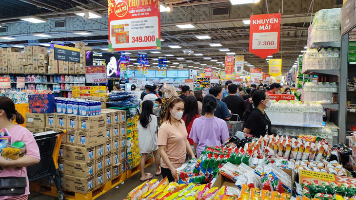 Người Sài Gòn đi sắm Tết tận khuya, siêu thị đông như trẩy hội - Ảnh 11.