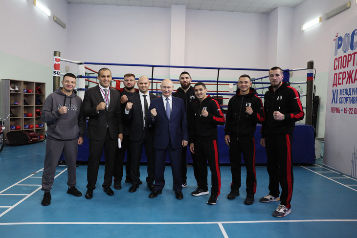 Ông Putin gặp các vận động viên trong giải đấu quyền anh ở thành phố Perm (Nga) ngày 19-10 - Ảnh: AFP