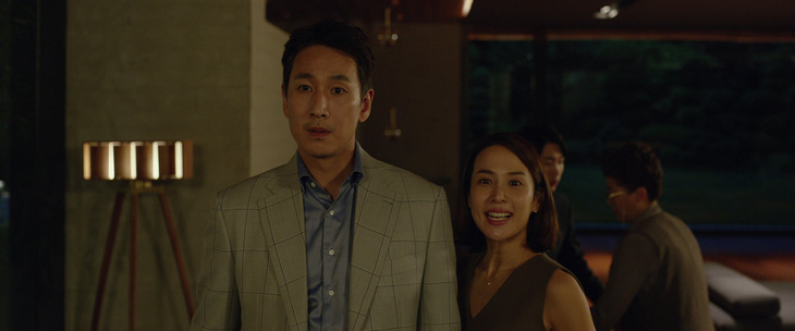 Lee Sun Kyun diễn xuất trong Parasite - Ảnh: Koreaboo