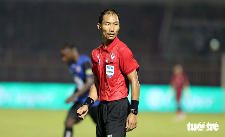 Trọng tài FIFA Lê Vũ Linh ở trận TP.HCM - Khánh Hòa - Ảnh: N.K