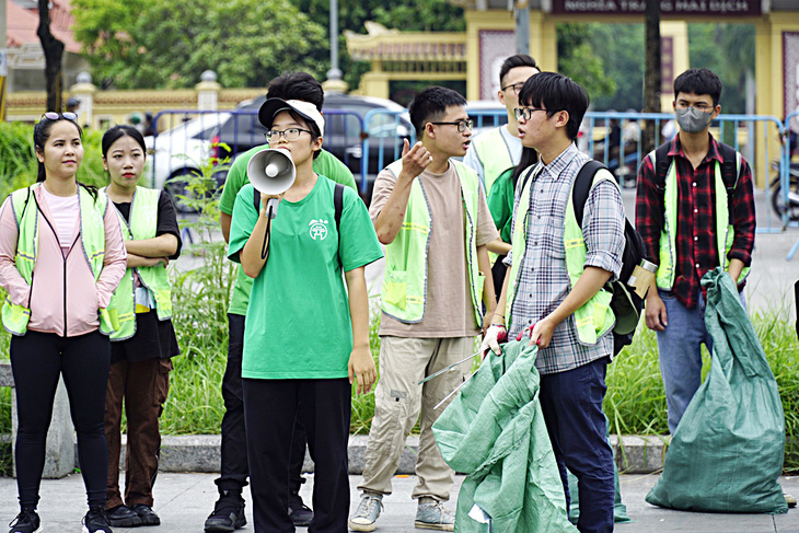 Nguyễn Thanh Ngân (cầm loa) hoạt động trong tổ chức Keep VietNam Clean  - Ảnh: TÂM LÊ