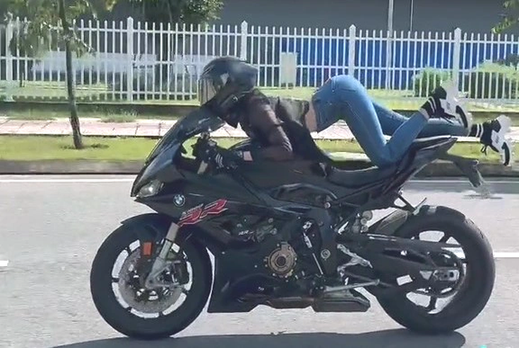 Ngọc Trinh nằm trên xe mô tô sau đó bị té ngã - Ảnh cắt từ video
