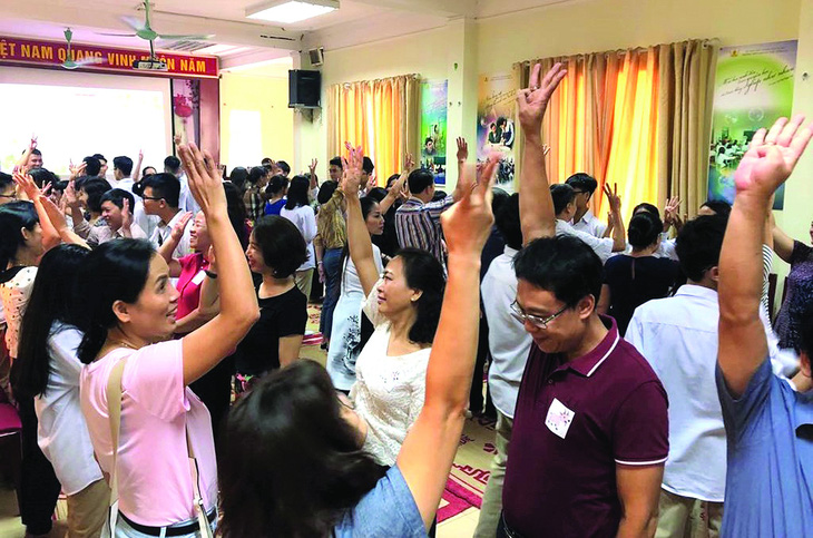 Một buổi họp phụ huynh biến thành buổi sinh hoạt chuyên đề sôi nổi bàn cách hỗ trợ học sinh ở Trường THPT Phan Huy Chú, Hà Nội. Ảnh: Vĩnh Hà