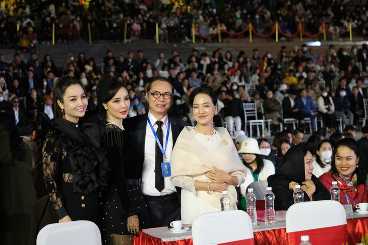 NSƯT Trần Lực bảnh bao bên cạnh NSND Lê Khanh, diễn viên Mai Thu Huyền  - Ảnh: MAI VINH - ĐẬU DUNG