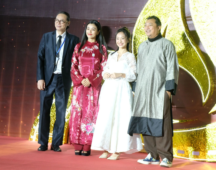 Đoàn phim Em và Trịnh có đạo diễn Phan Gia Nhật Linh, hai diễn viên Hoàng Hà, Lan Thy VÀ NSƯT Trần Lực  - Ảnh: MAI VINH - ĐẬU DUNG