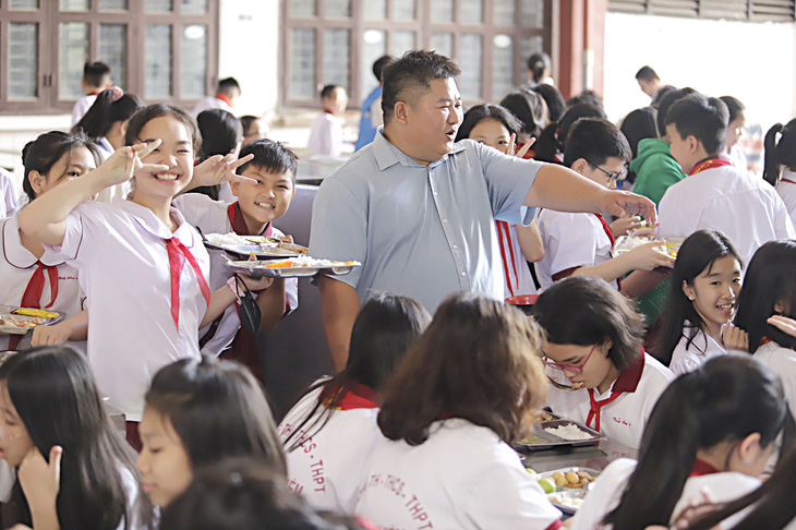 Thầy giám thị Hoàng Văn Hoan trong giờ ăn trưa vui vẻ cùng học sinh - Ảnh: NHƯ HÙNG