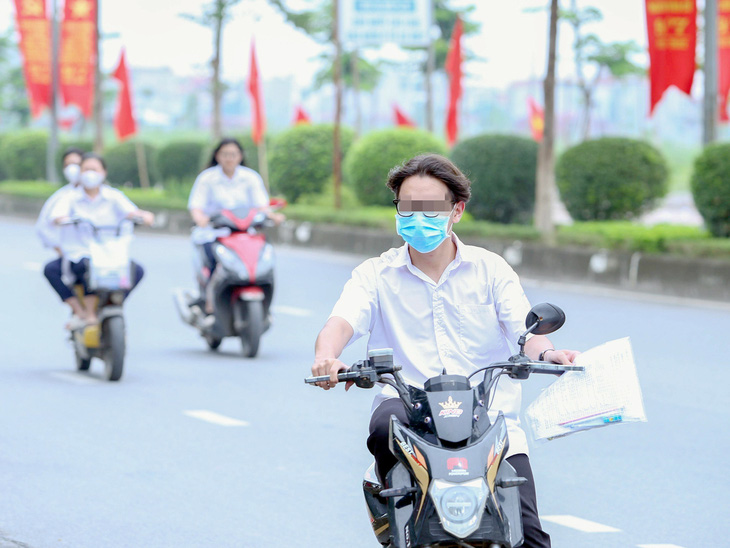Nhiều học sinh không đội mũ bảo hiểm, điều khiển xe đạp điện, xe máy tốc độ cao trên đường phố tỉnh Bắc Ninh - Ảnh: HÀ QUÂN