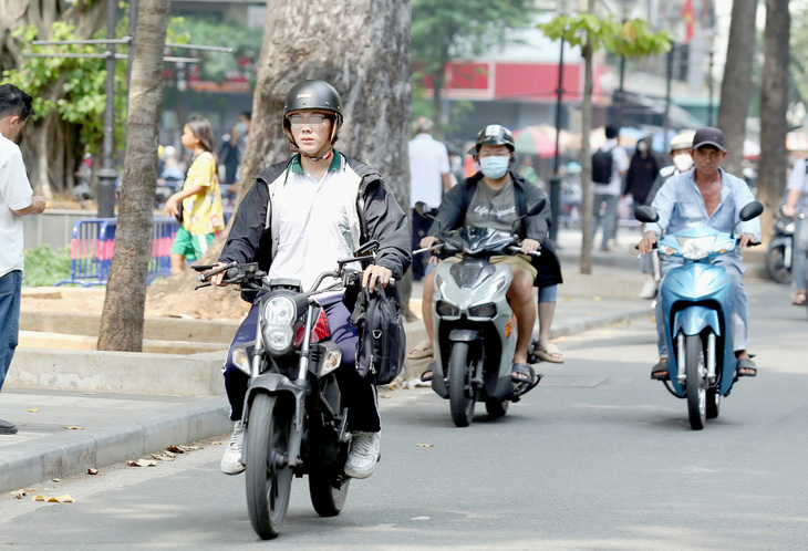 Học sinh đi xe máy đến trường hiện nay đã quá phổ biến (ảnh chụp trên đường Nguyễn Kim, quận 5, TP.HCM vào sáng 22-11) - Ảnh: PHƯƠNG QUYÊN
