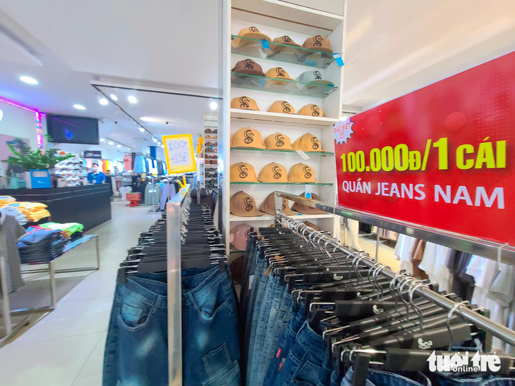 Cửa hàng thuộc thương hiệu thời trang Sea Collection nằm trên đường Nguyễn Trãi (quận 5) tung chương trình đồng giá quần jeans 100.000 đồng/chiếc Black Friday. Quản lý cửa hàng cho hay đây đều là các sản phẩm mới, không phải hàng tồn kho - Ảnh: NHẬT XUÂN