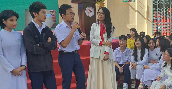 Nam sinh Trương Quang Minh (lớp 10A10 Trường THPT Lê Quý Đôn, quận 3, TP.HCM) trả lời câu hỏi về thuốc lá điện tử - Ảnh: H.HG.