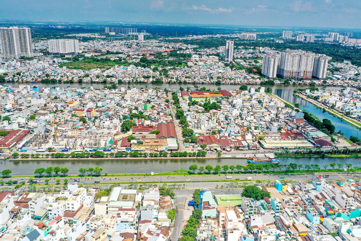 Dự án cầu đường Bình Tiên dài hơn 3,2km qua kênh Tàu Hủ, kênh Đôi kết nối với tuyến giao thông huyết mạch Nguyễn Văn Linh và quốc lộ 50  - Ảnh: QUANG ĐỊNH