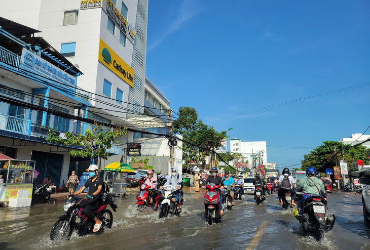 Quốc lộ 91 đoạn qua quận Ninh Kiều, TP Cần Thơ chật hẹp, xuống cấp, là một trong những dự án cần được nâng cấp - Ảnh: CHÍ QUỐC
