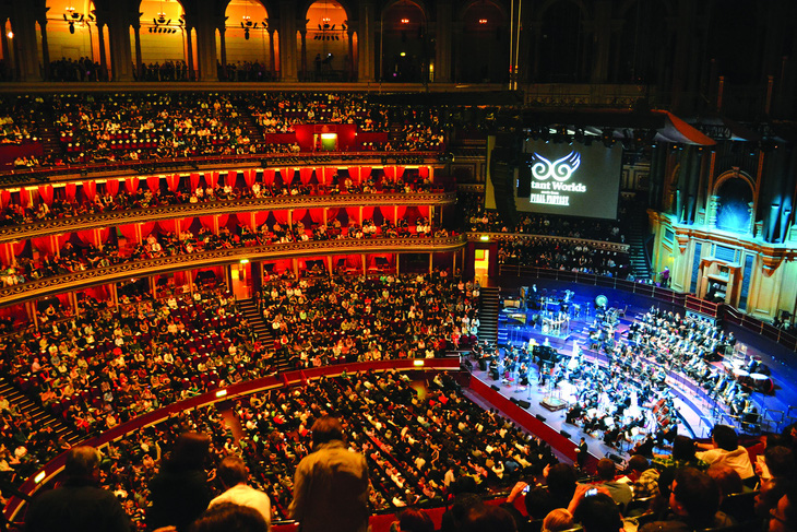 Gần 6.000 khán giả đủ mọi lứa tuổi đến xem buổi hòa nhạc "Final Fantasy VII Remake" tại Royal Albert Hall (London) tháng 9-2021. Ảnh: Nik Mortimer