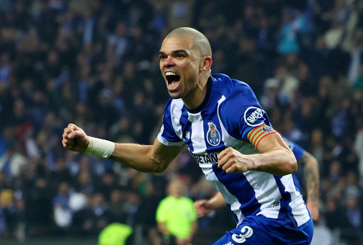 Lão tướng Pepe tỏa sáng giúp Porto vượt qua vòng bảng - Ảnh: REUTERS