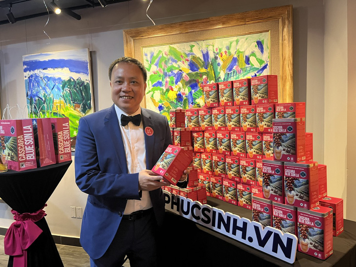 Ông Phan Minh Thông, tổng giám đốc Công ty Phúc Sinh, giới thiệu loại trà cascara làm từ vỏ cà phê - Ảnh: TRẦN MẠNH