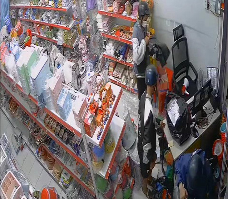 Nhóm trộm nhí đột nhập cửa hàng tiện lợi để trộm cắp tài sản - Ảnh cắt từ camera
