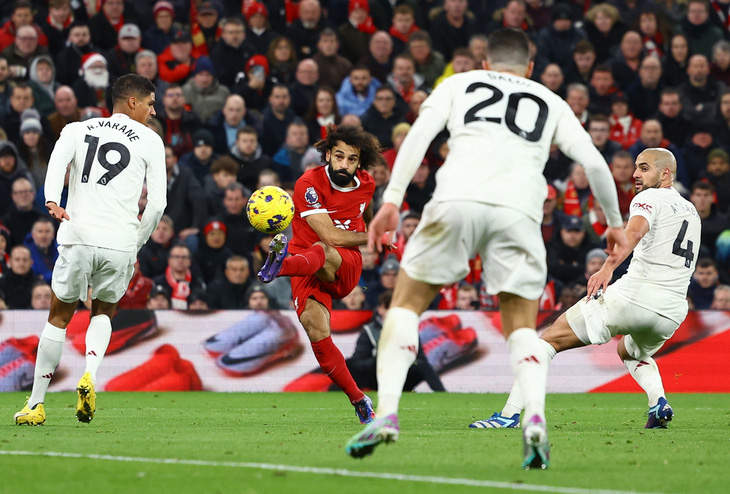 Salah không thể ghi bàn dù có nhiều cơ hội tiếp cận khung thành Man United - Ảnh: REUTERS