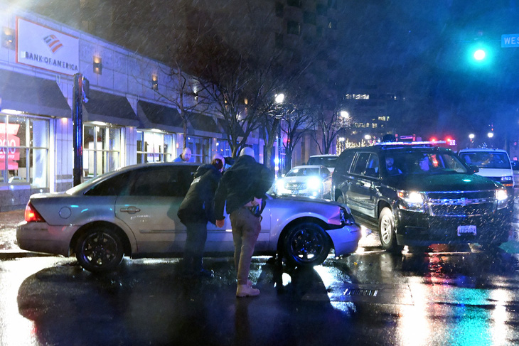 Nhân viên an ninh khống chế tài xế lao xe vào đoàn xe hộ tống Tổng thống Mỹ Joe Biden tối 17-12 - Ảnh: AFP