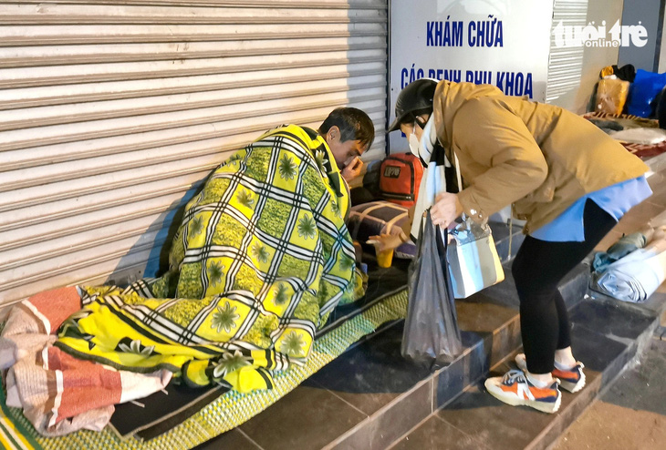 Chị Minh Trang đi giúp đỡ những người không nhà trong đêm rét