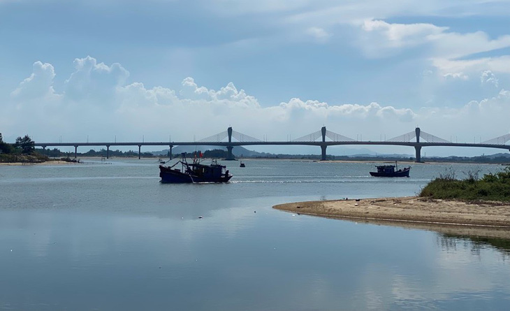 Đoạn sông Phú Thọ tiếp giáp cửa biển Cửa Đại, nơi hai em học sinh lớp 7 chết đuối thương tâm - Ảnh: TR.M.