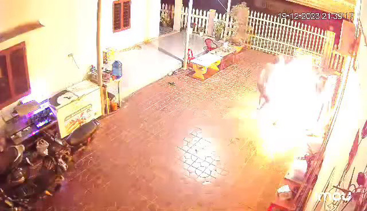 Ngọn lửa nhanh chóng bao trùm quanh người phụ nữ - Ảnh cắt từ video