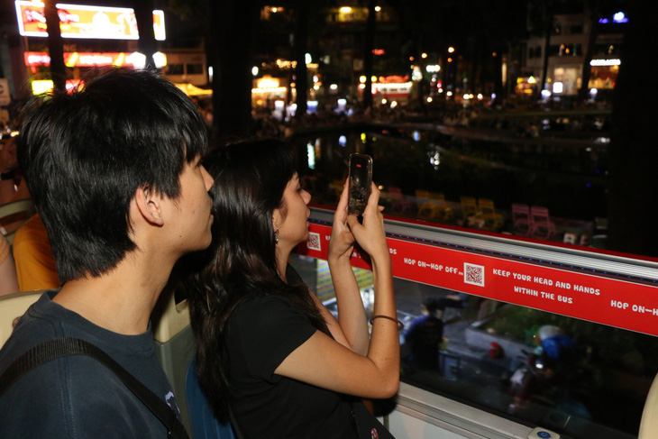 Nhiều du khách bày tỏ sự thích thú với các hoạt động về đêm của thành phố năng động - Ảnh: K.L