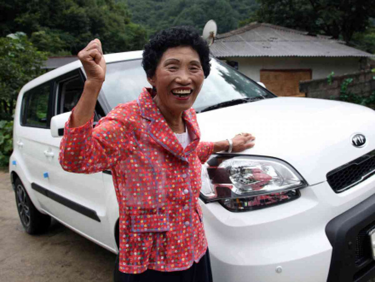 Bà Cha Sa Soon có thể là người thi trượt bằng lái xe nhiều nhất thế giới - Ảnh: Korea Herald