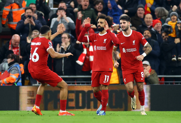 Salah (11) ghi bàn gỡ hòa cho Liverpool sau pha xử lý đẳng cấp - Ảnh: REUTERS