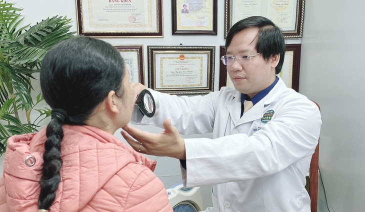 Bác sĩ Nguyễn Tiến Thành thăm khám cho bệnh nhân - Ảnh: BVCC