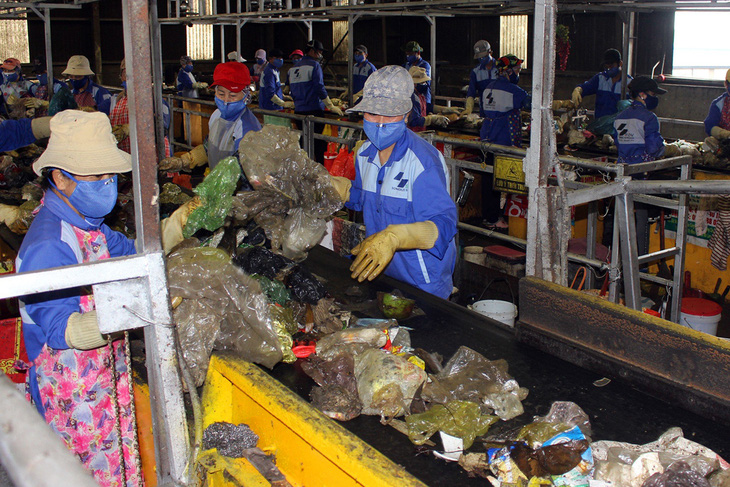 Công nhân xử lý rác thải sinh hoạt tại khu xử lý rác thải Quang Trung - Ảnh: AN BÌNH