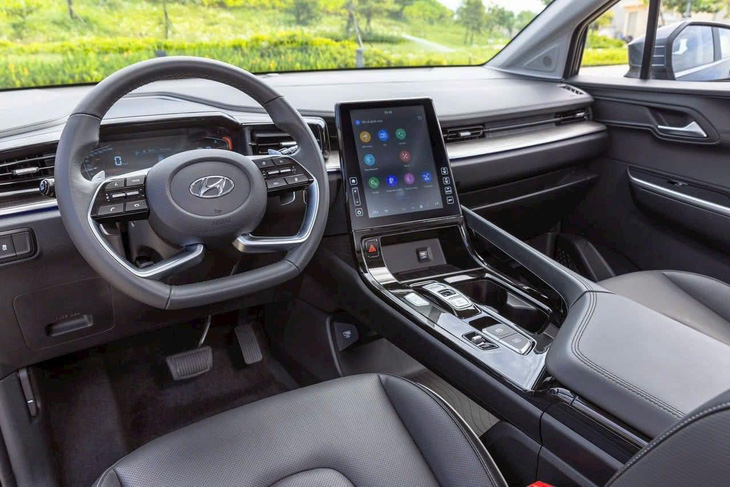 Mặc dù có giá rẻ hơn đáng kể so với đối thủ, Hyundai Custin vẫn sở hữu nhiều trang bị hiện đại: 2 ghế cơ trưởng, ghế có chỉnh điện, nhớ vị trí, làm mát và sưởi, màn hình cảm ứng 10,4 inch, điều hòa tự động, phanh đỗ điện tử, 2 cửa sổ trời lớn... Công nghệ an toàn có nhiều tính năng ADAS trong gói Smart Sense, camera 360 độ, cảm biến áp suất lốp và 6 túi khí - Ảnh: Đại lý Hyundai/Facebook