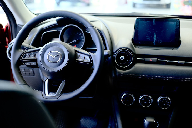 Xét về trang bị, Mazda CX-3 cũng không thua kém các đối thủ khi có hệ thống đèn LED hoàn toàn, màn hình trung tâm kết nối Apple CarPlay, HUD, điều hòa tự động, phanh điện tử, cửa sổ trời cùng một loạt tính năng ADAS của gói i-Activsense - Ảnh: Đại lý Mazda/Facebook
