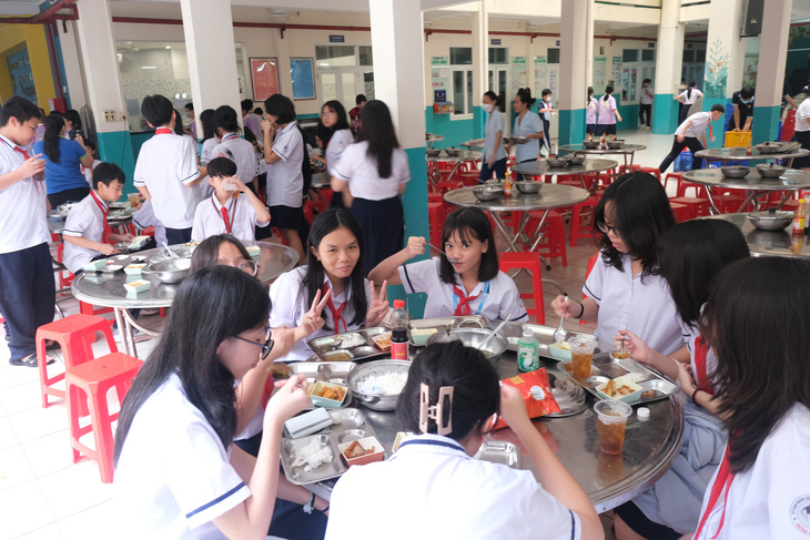 Các em học sinh Trường THCS Nguyễn Du (quận 1, TP.HCM) trong giờ ăn trưa - Ảnh: NGỌC PHƯỢNG
