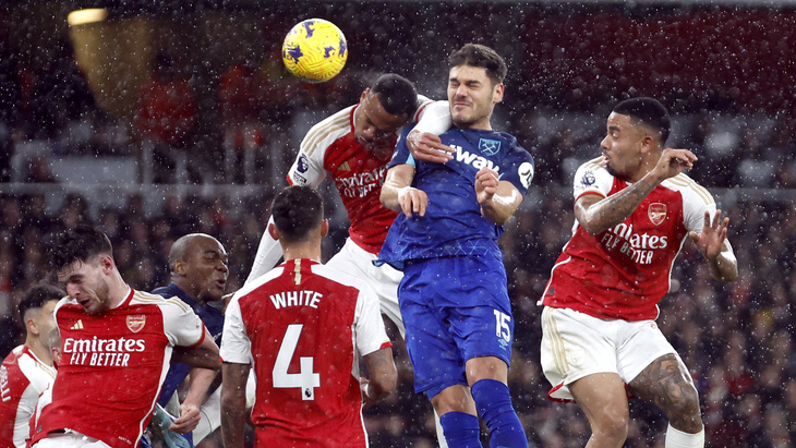 Mavropanos (áo xanh) vẫn ghi bàn ấn định thắng lợi 2-0 giữa vòng vây hàng thủ của Arsenal - Ảnh: REUTERS