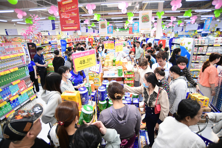 Người tiêu dùng An Giang mua sắm Tết tại Co.opmart Chợ Mới - Ảnh: QUANG ĐỊNH