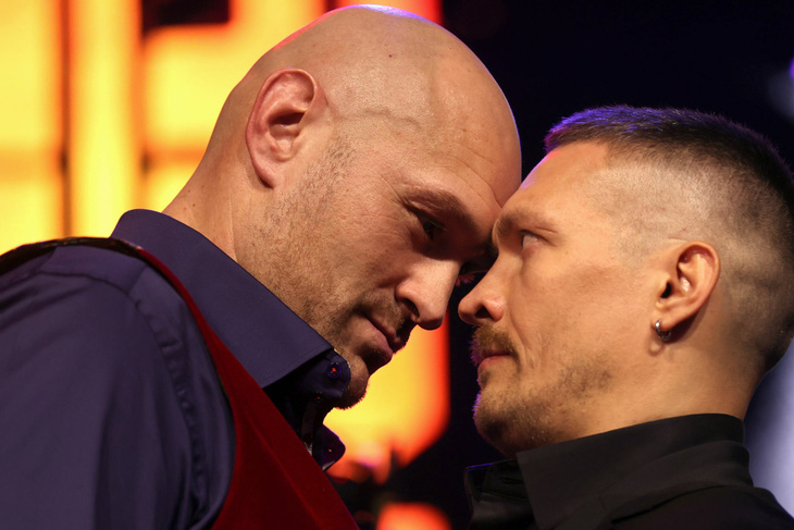 Tyson Fury (trái) và Oleksandr Usyk sẽ có màn so găng thế kỷ trong năm 2024 - Ảnh: GETTY