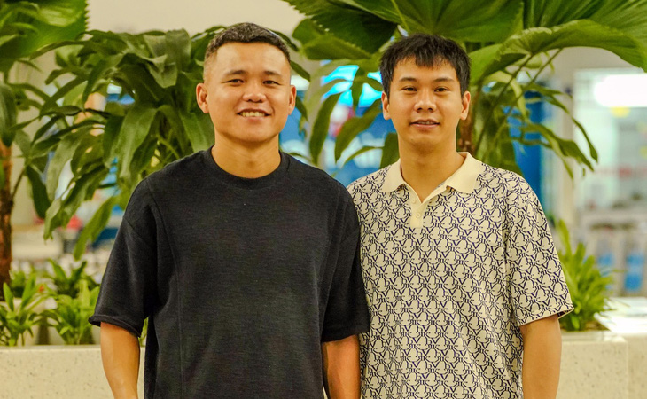Khổng Đình Hùng (trái) và Nguyễn Hoàng Anh tại sân bay Tân Sơn Nhất trước khi đi Thái Lan - Ảnh: SAHAKO FC