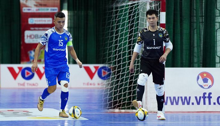 Khổng Đình Hùng (trái) và Nguyễn Hoàng Anh trong màu áo CLB Sahako - Ảnh: SAHAKO FC