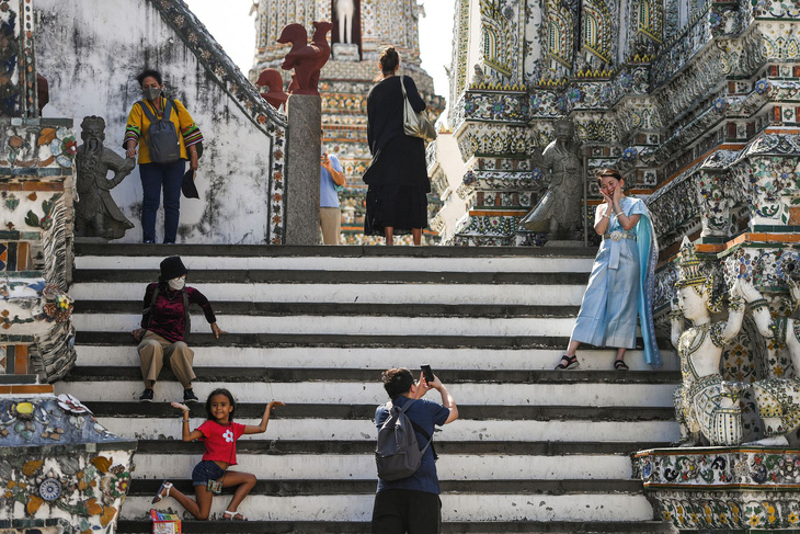 Du khách Trung Quốc thăm đền Wat Arun (Thái Lan) ngày 18-1-2023. Ảnh: Reuters