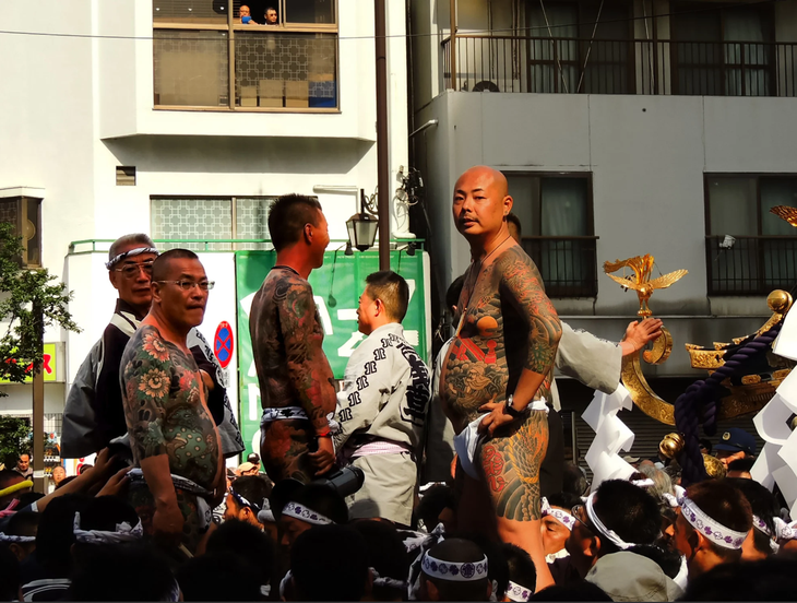 Thành viên Yakuza lộ diện công khai trên đường phố tại Tokyo, Nhật Bản - Ảnh: SHUTTERSTOCK